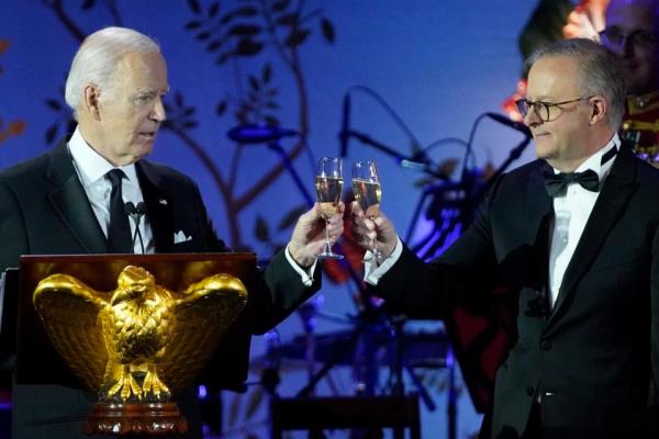 总统乔·拜登在白宫举行的国宴上为澳大利亚总理安东尼·艾博年干杯。